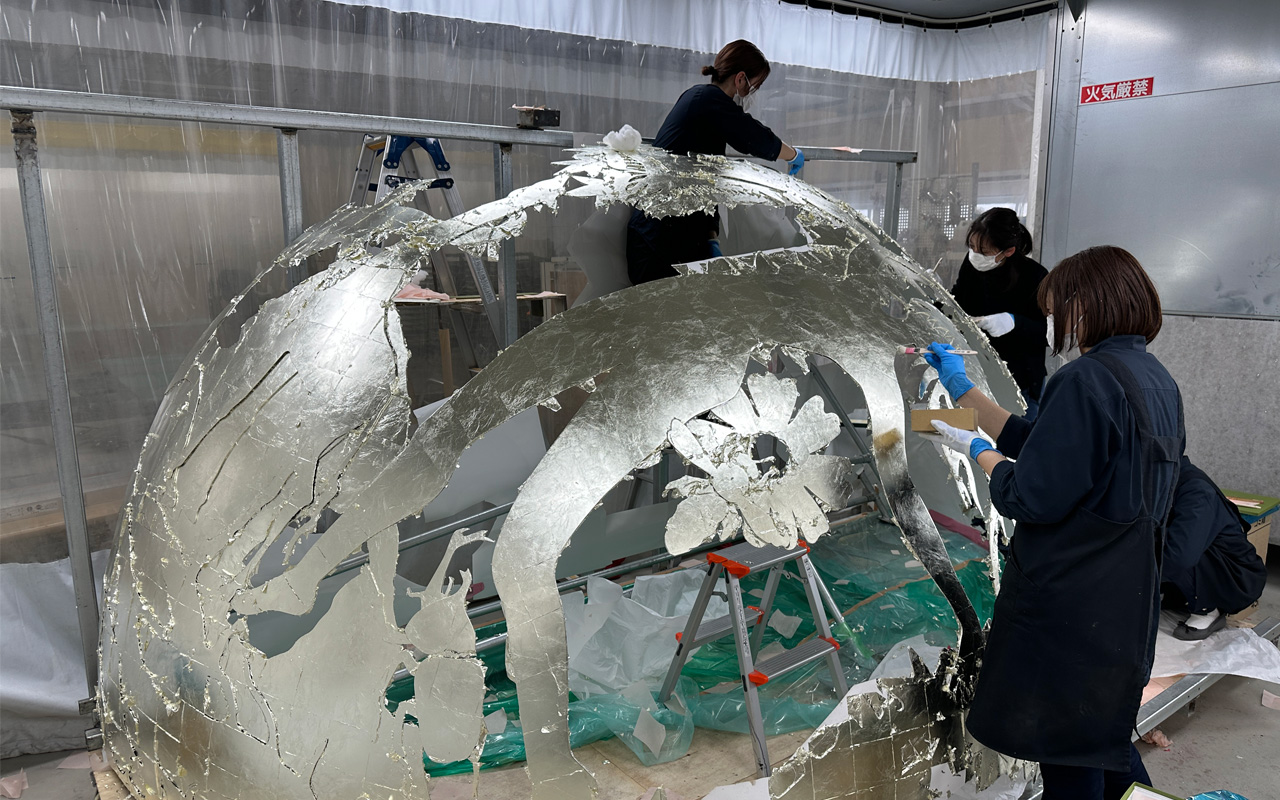 すべて人の手で行われる箔貼り