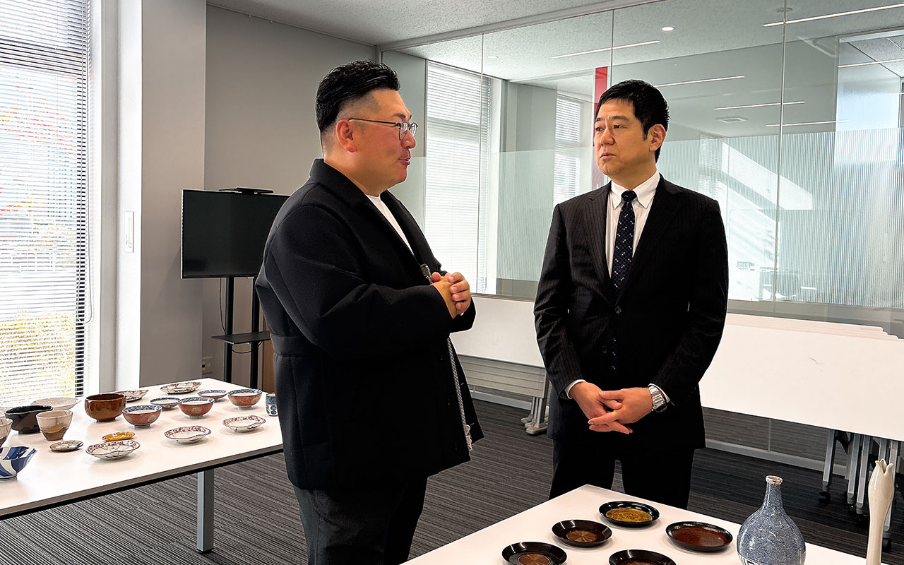 金継ぎで修復された器を前に対話する一本杉川嶋の川嶋氏と箔一の浅野