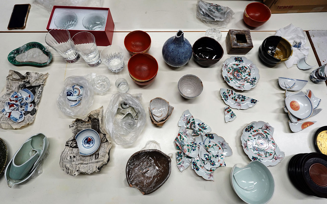 金継ぎ修復された器を確認する一本杉川嶋の川嶋氏と箔一の浅野