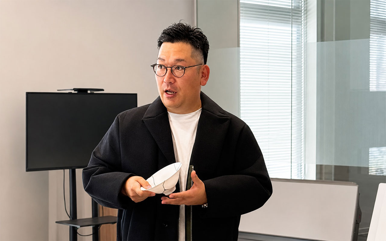 金継ぎで修復された器を見る川嶋氏