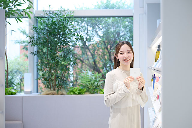 長年愛され続けているオルビスのロングセラーあぶらとり紙。伝統技術「金箔打紙製法」が支える、“ここちよい”日常