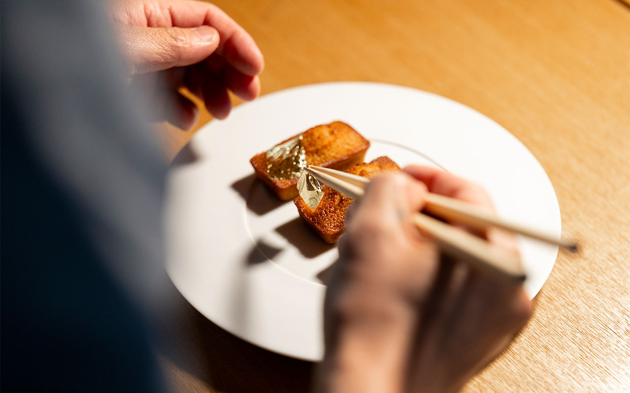 フィナンシェに金箔を載せる様子