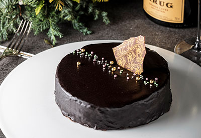 チョコレートケーキにアラザン