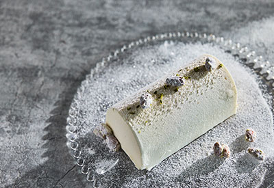 ケーキに銀箔シュガー