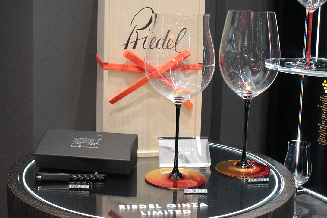 オーストリアのワイングラスの名門『リーデル』が、銀座店限定商品に箔一の金箔加工を採用