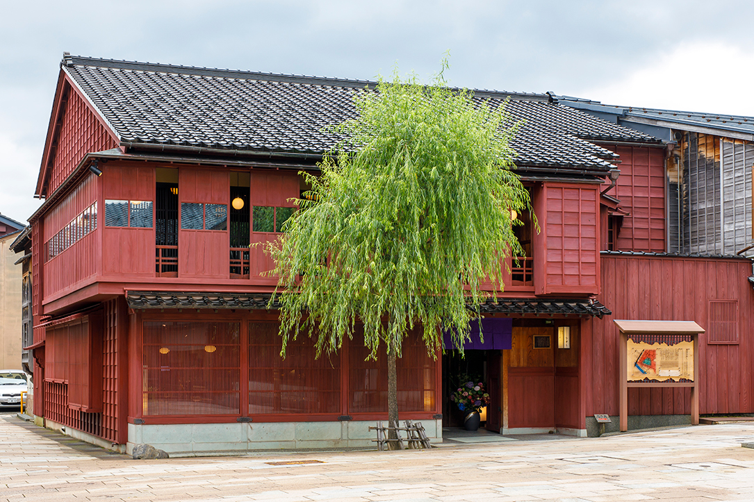 200年の歴史を持つ茶屋建築を改装し、石川県ゆかりの高質な伝統工芸を紹介する『金澤しつらえ』が7月23日（祝）リニューアルオープン