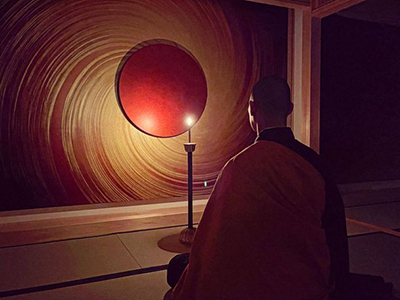 1200年の伝統ある高野山の宿坊「恵光院」に金沢箔のアートによる新しい瞑想空間が誕生