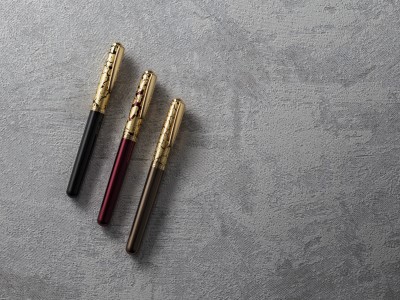 華やかで、愛着のわくステーショナリー。金箔をあしらった万年筆を新発売