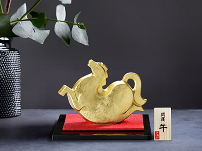 2026年の干支に合わせ 縁起の良い金箔と九谷焼の置物を新発売