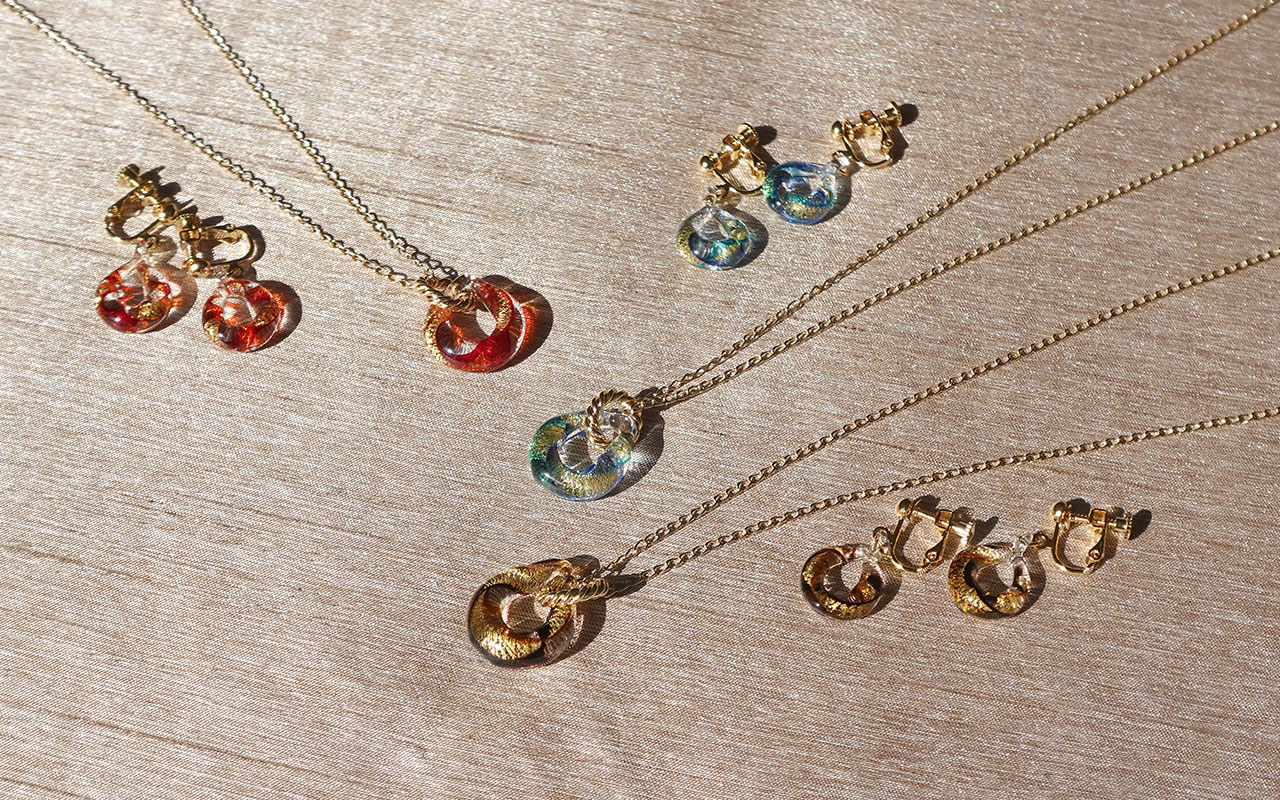 初夏のお出かけに、陽光に輝くアクセサリー