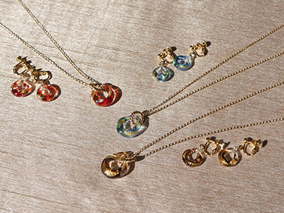 初夏のお出かけに、陽光に輝くアクセサリー