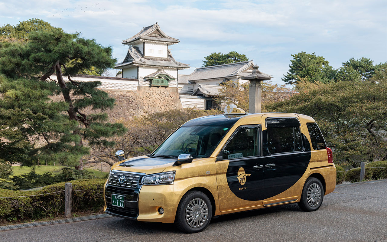 観光地を走る金箔タクシー