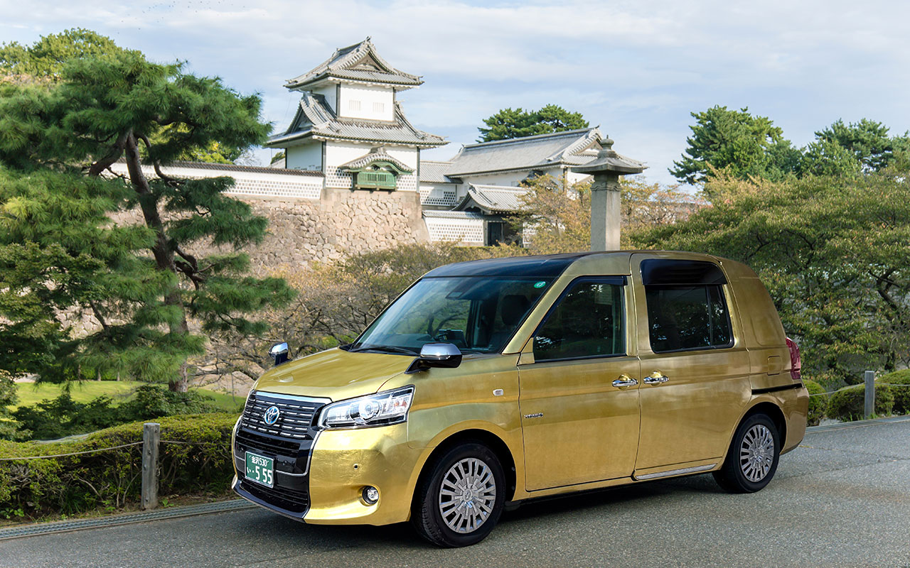 金沢箔ラッピング車両走行イメージ