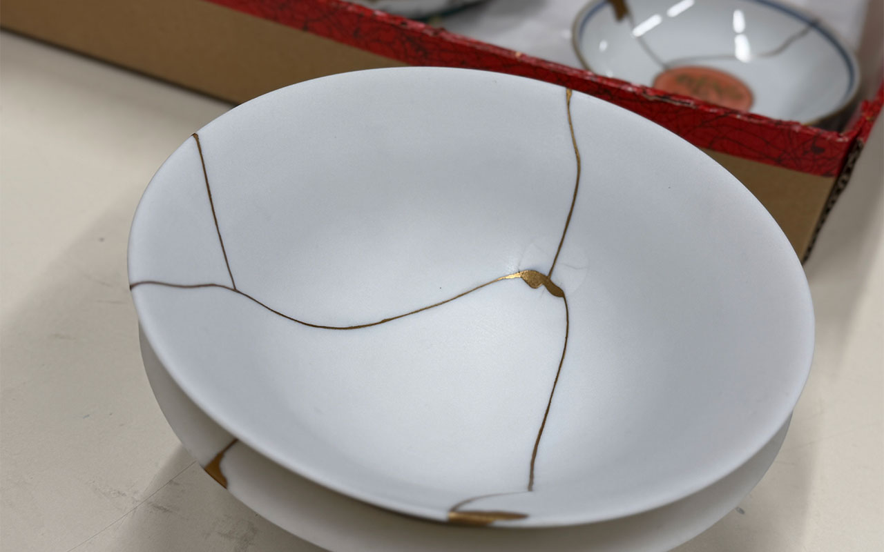 金継ぎによって修復された器
