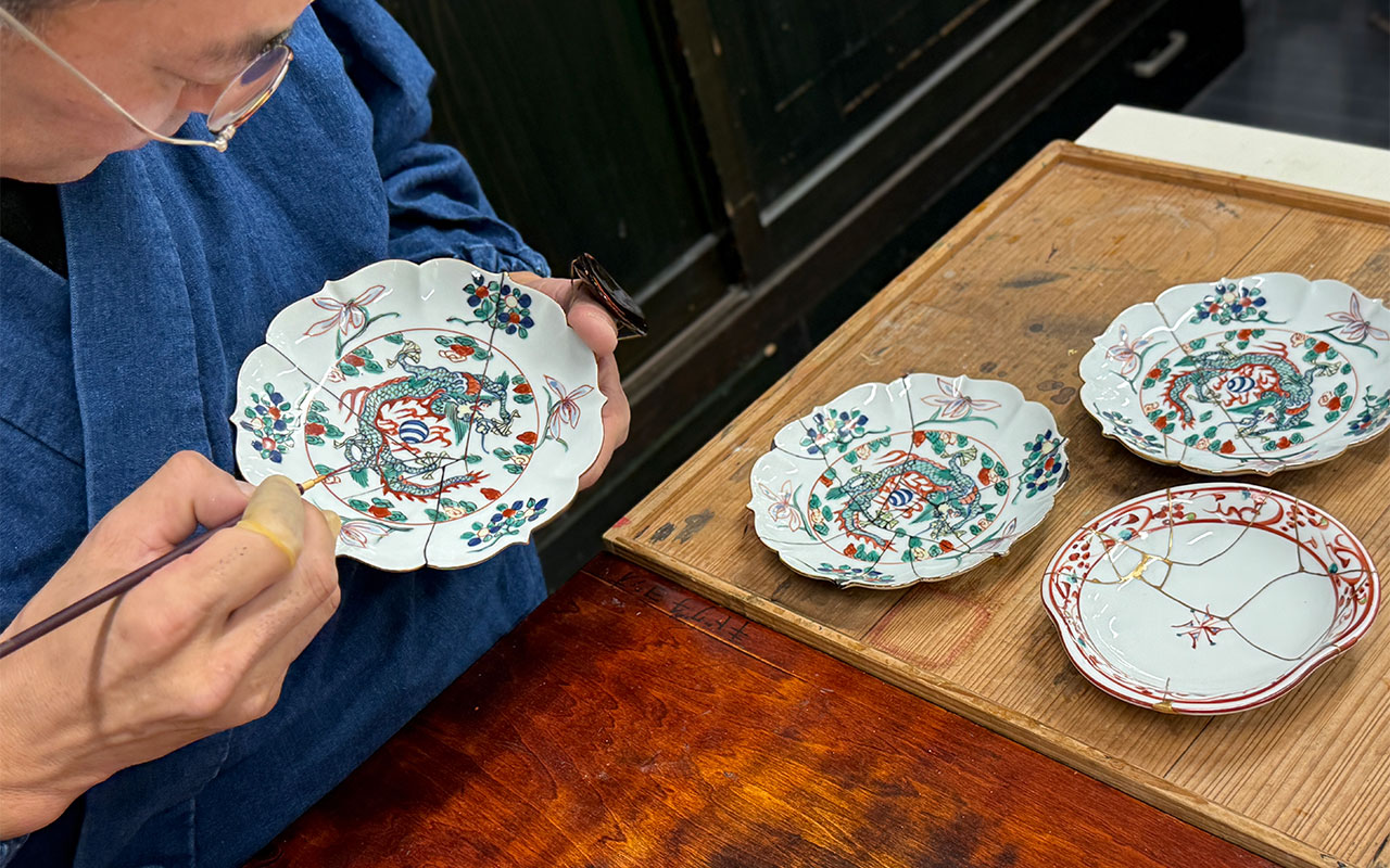 金継ぎで修復された器を前に一本杉川嶋店主と箔一代表が対話